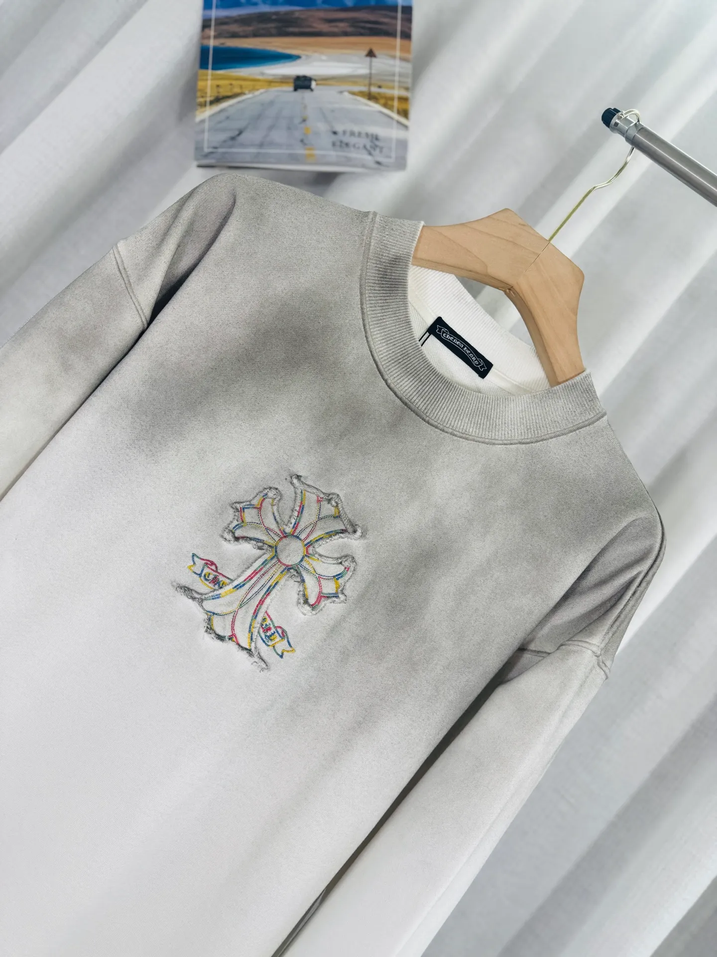 P280 top version, real shot without P, ​​different from market currency) 𝗖𝗵𝗿𝗼𝗺𝗲 𝗛𝗲𝗮𝗿𝘁𝘀/Cro Heart 2025 washed patch embroidery autumn and winter new original single counter American laser burnt 3D three-dimensional color embroidery couple casual sweatshirt 👑The highest version! Customized fabric 430g tripe terry fabric! American acid-washed and distressed original fabric laser burnt ✟appliqué embroidery and exquisite embroidery of letters! The best-selling model in the counter, very comfortable to wear. Accessories: original molded and authenticated collar label➕100% silk wash label. Genuine purchase-grade original hangtag➕matching hanging rope➕3D hanging beads➕original packaging bag. Craftsmanship: The original version has consistent wiring! The highest version of the armhole matching technique! Color: White Black Size: S M L XL Style No.: 9328